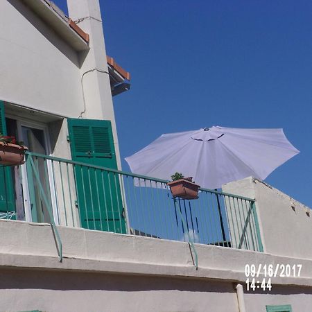 Stud Terras Ville Corniche 2 Pers Stat Gratuit Rue Modif Suivt Possib Et Accord Exclusif 마르세유 외부 사진