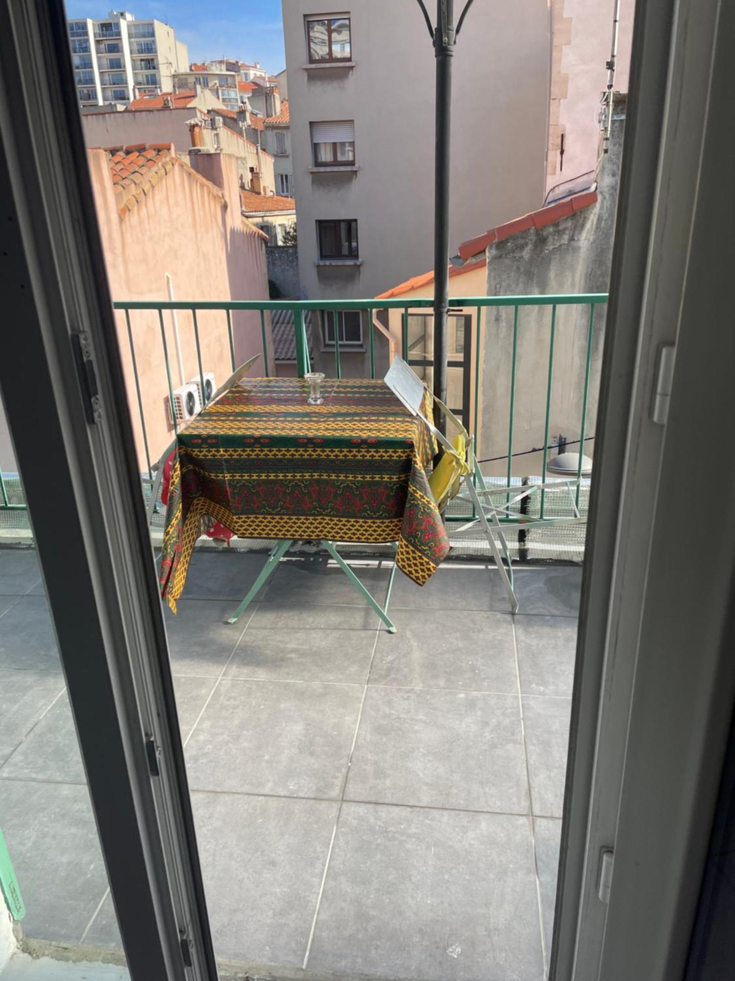 Stud Terras Ville Corniche 2 Pers Stat Gratuit Rue Modif Suivt Possib Et Accord Exclusif 마르세유 외부 사진
